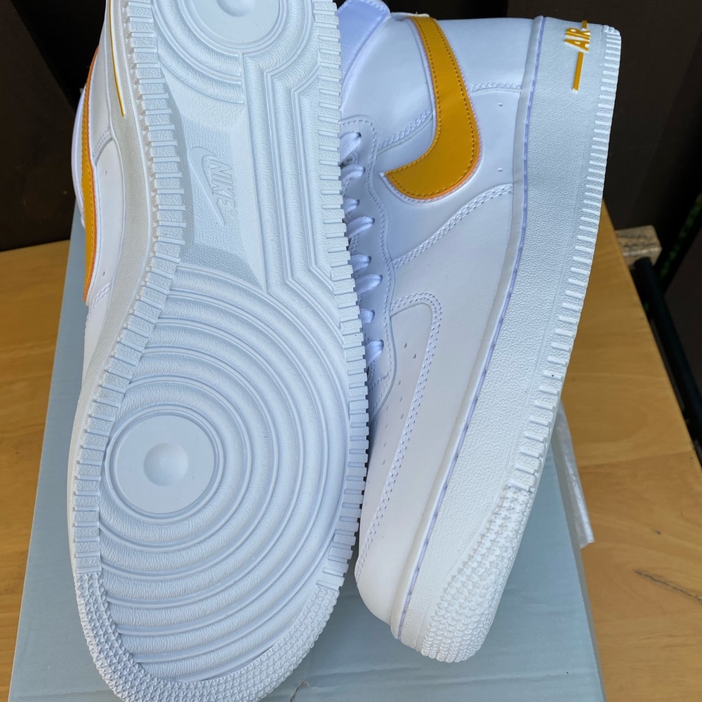 Nike Air Force 1 High '07 AT4141 / White Yellow - Picture 4 of 5